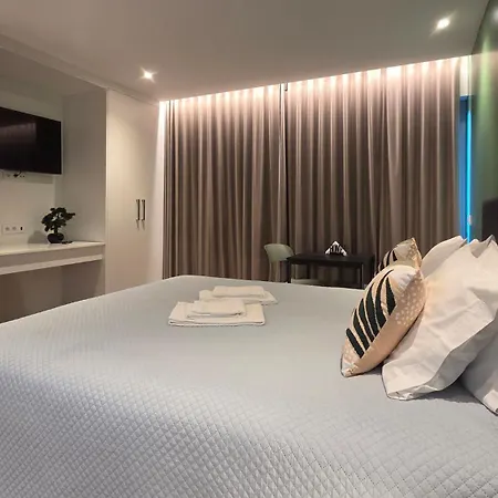 The Jolie - Lava Pools Apartmán