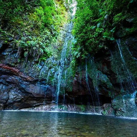 The Jolie - Lava Pools Apartmán